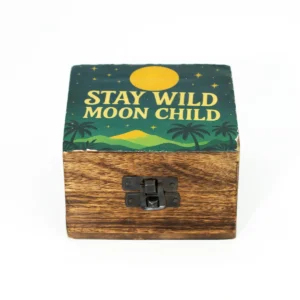 Liten träask med mörkt trä och keramiskt glaserat lock med månmotiv och texten Stay Wild Moon Child