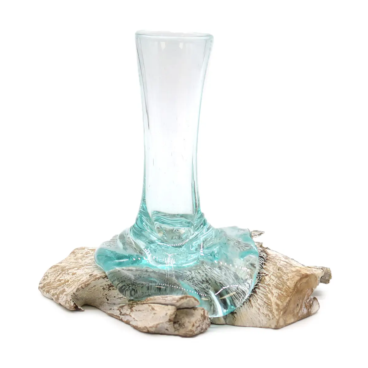 Liten vas i klart smält glas på vitmålat trä med naturlig form