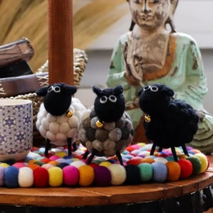 Little Felt Sheep svart samlarfigur i filt - produktbild 2