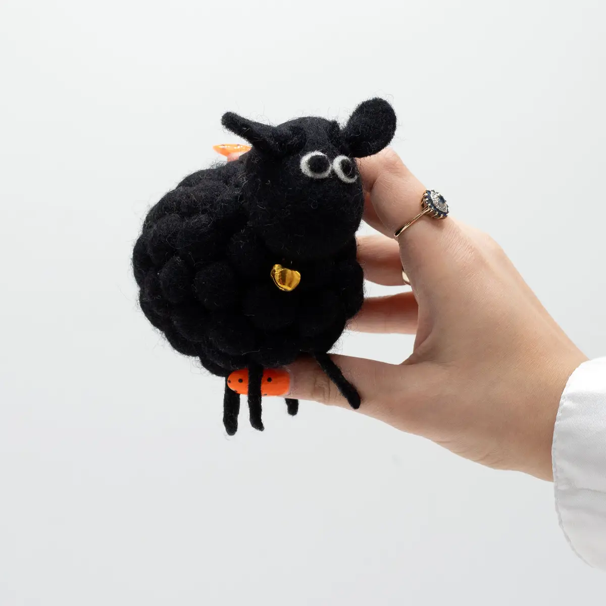 Little Felt Sheep svart samlarfigur i filt - produktbild 3