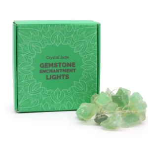 Grön förpackning med text Gemstone Enchantment Lights och ljusslinga med gröna kristalljade-ädelstenar