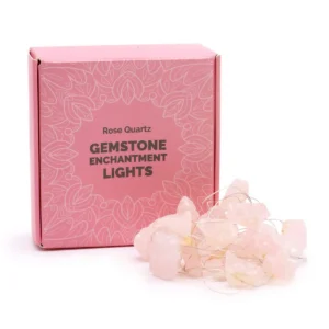 Ljusslinga med rosa rosenkvarts och USB-kontakt framför rosa förpackning