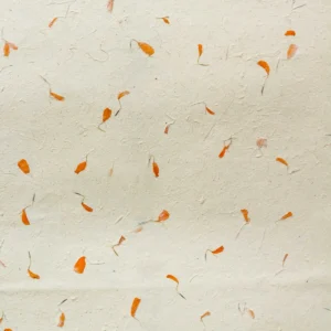 Handgjort Lokta-papper med inslag av torkade orange ringblommor på ljus bakgrund