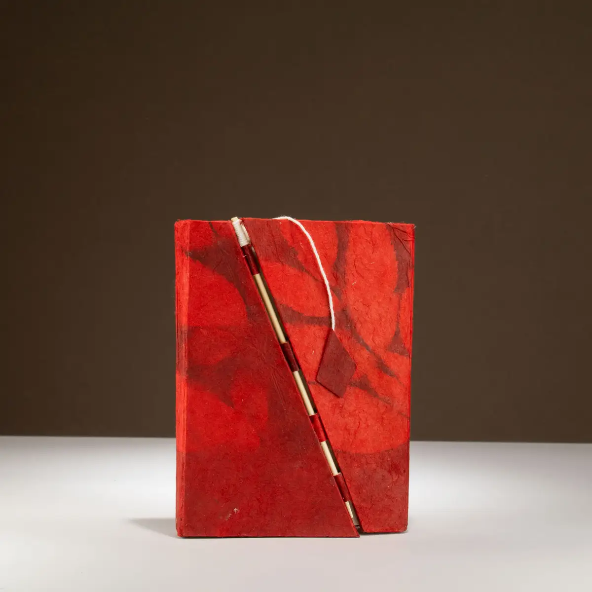 Lokta-pappersanteckningsbok med bambulås, medium 15x12 cm, 45 blad, rubinröd - produktbild 3