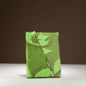 Lokta-pappersanteckningsbok med bambulås, medium 15x12 cm, mossgrön - produktbild 3