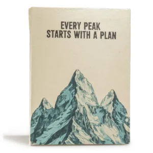 Anteckningsbok med bergsmotiv och texten Every Peak Starts with a Plan på omslaget