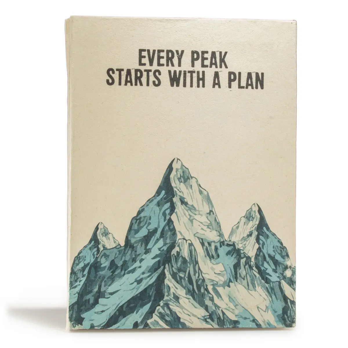 Anteckningsbok med bergsmotiv och texten Every Peak Starts with a Plan på omslaget