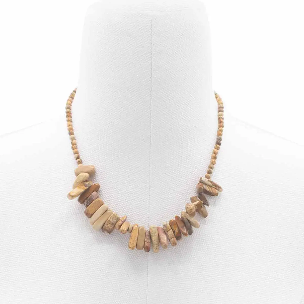 Longstone halsband med ädelstenen kartsten i jordnära färger på vit bakgrund