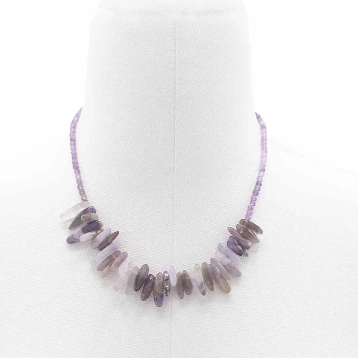 Longstone halsband med ametist på vit display