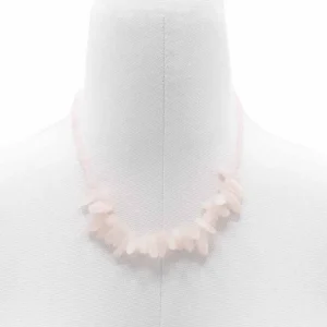 Longstone halsband med ljusrosa rosenkvarts på vit tygbyst