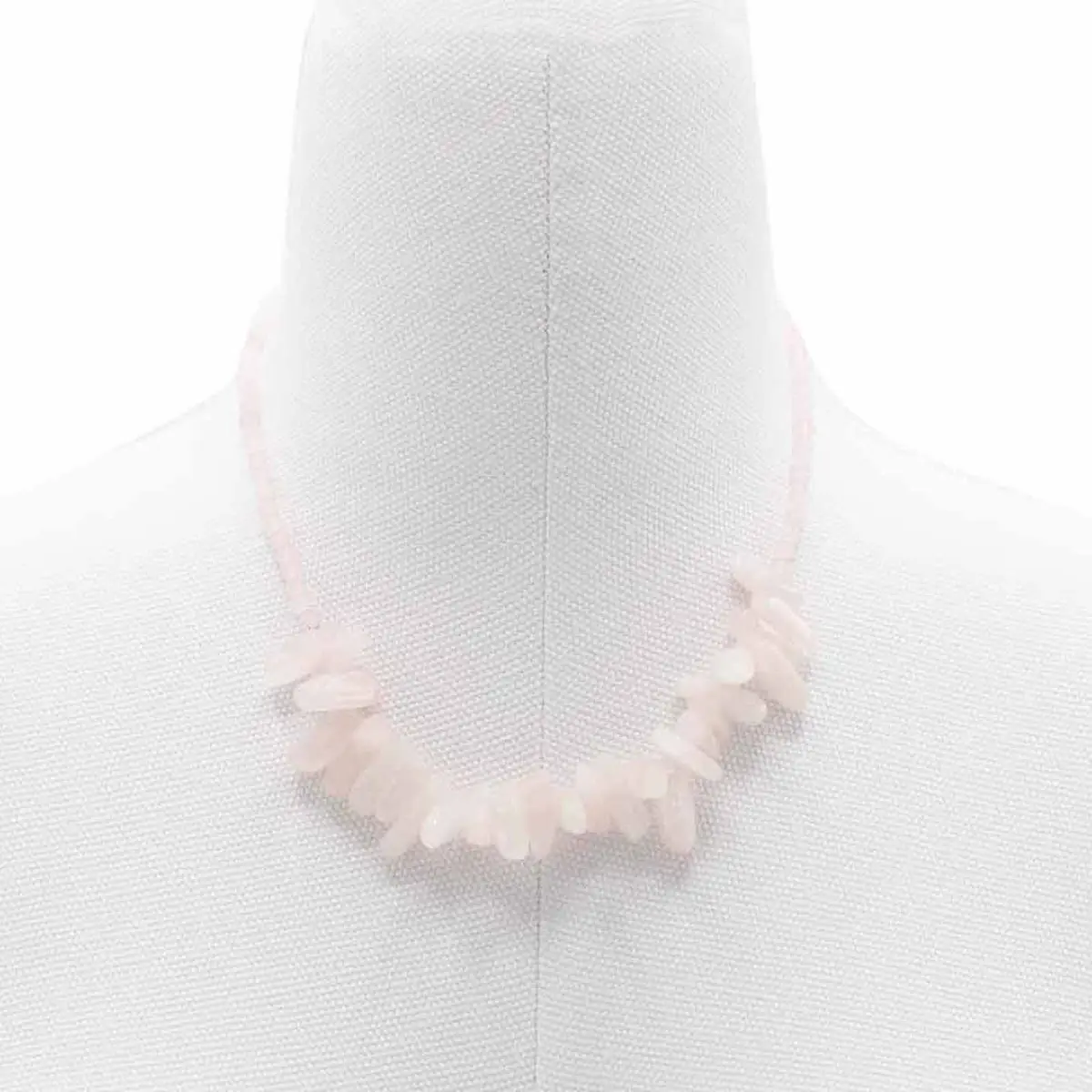 Longstone halsband med ljusrosa rosenkvarts på vit tygbyst