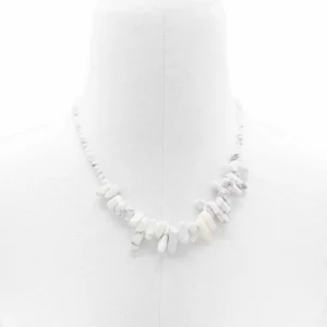 Longstone halsband med vit jaspis på vit bakgrund