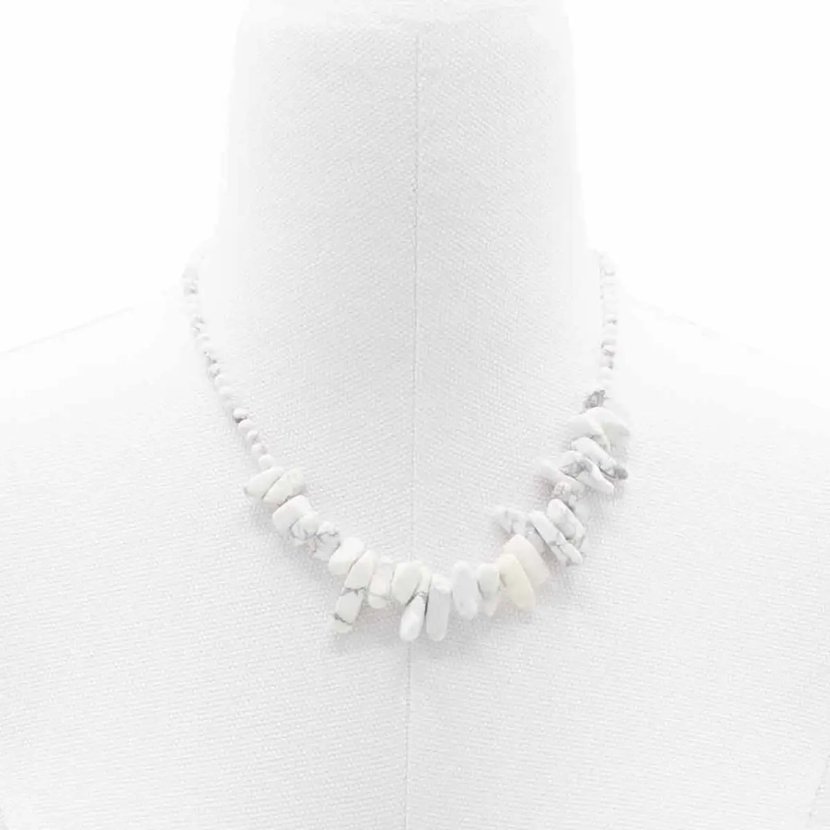 Longstone halsband med vit jaspis på vit bakgrund