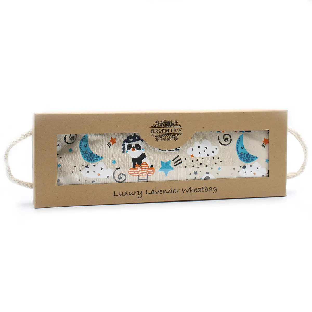 Lavendelvärmedyna med vete i presentförpackning med rep-handtag och mönster med panda och månar
