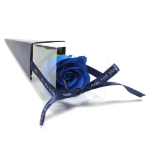 Blå tvålblomma i form av en ros i elegant presentförpackning