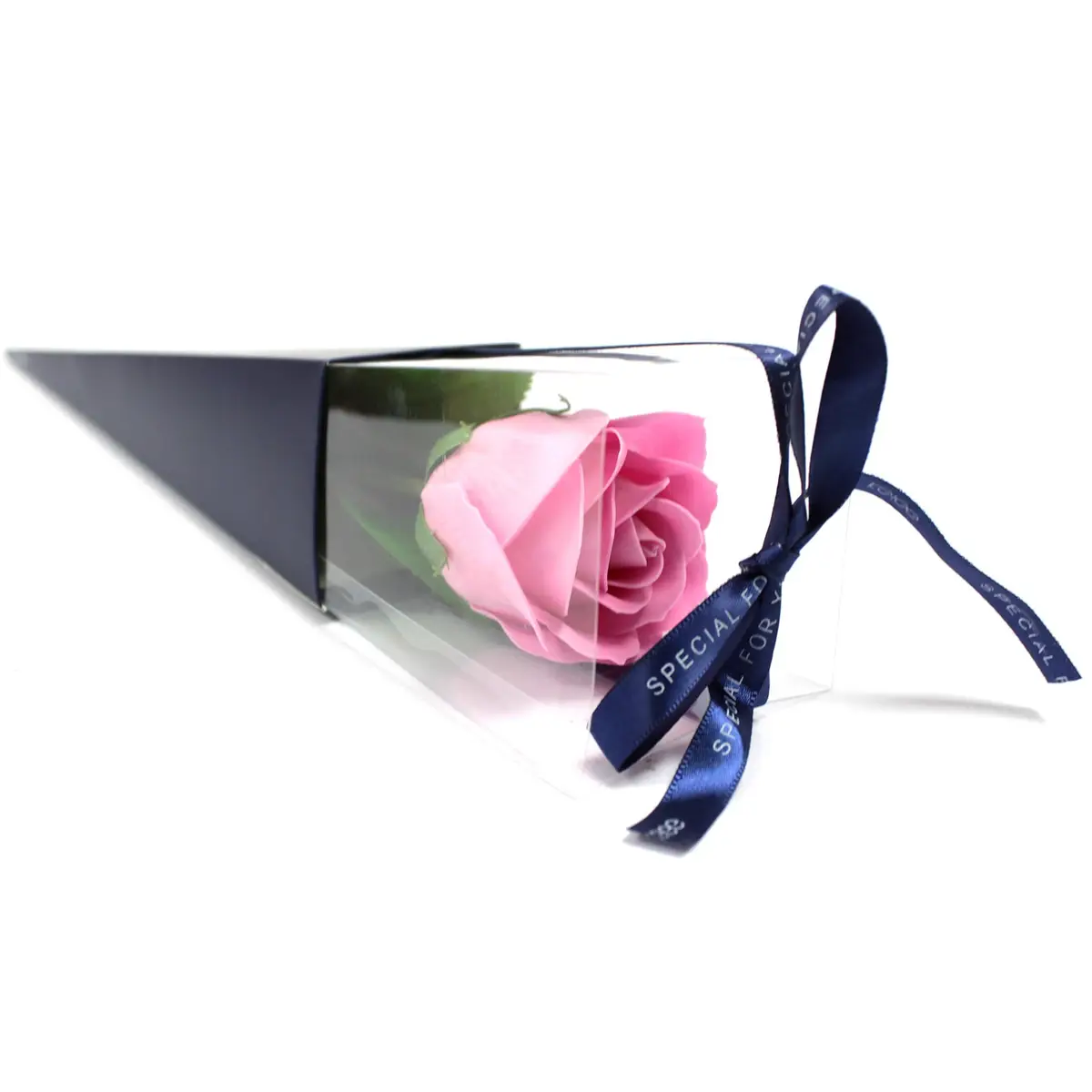 Rosa tvålblomma formad som en ros i elegant presentförpackning med blått band