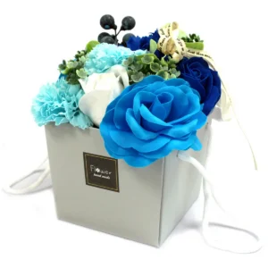Blå och vita tvålblommor arrangerade i en presentförpackning