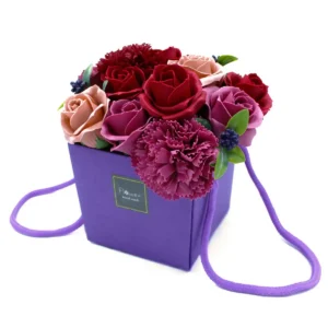 Tvålblomsterbukett i lila presentförpackning med röda och rosa blommor