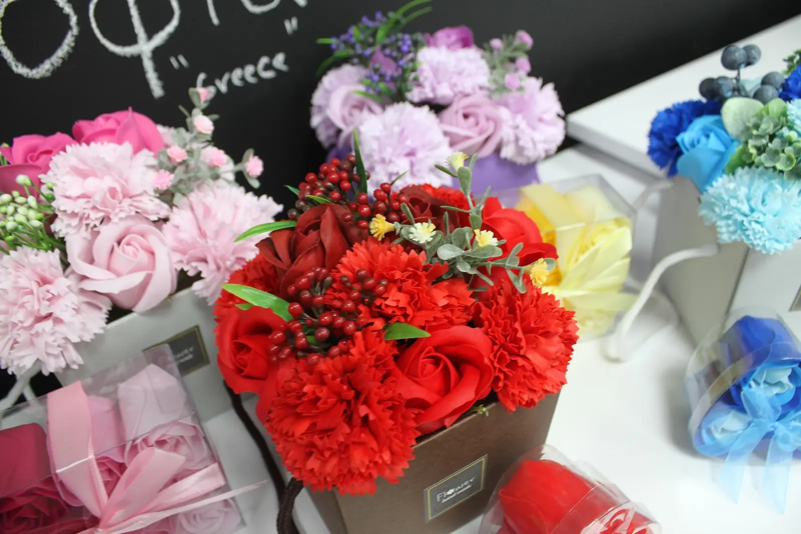 Lyxig tvålblomsterbukett i lila presentförpackning - produktbild 5