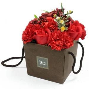 Röd tvålblomsterbukett med rosor och nejlikor i brun presentförpackning