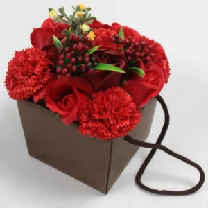 Lyxig tvålblomsterbukett med röda rosor och nejlikor - produktbild 2
