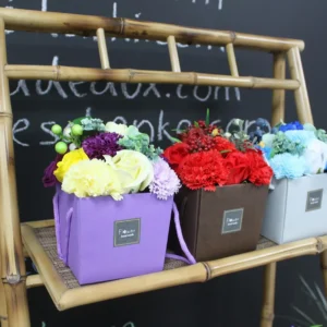 Lyxig tvålblomsterbukett med röda rosor och nejlikor - produktbild 3
