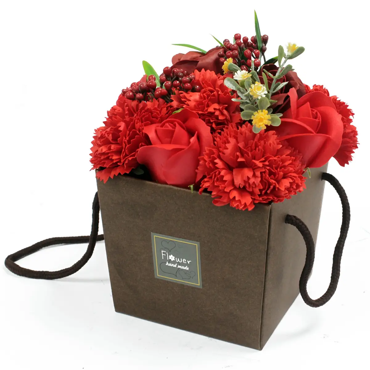 Röd tvålblomsterbukett med rosor och nejlikor i brun presentförpackning