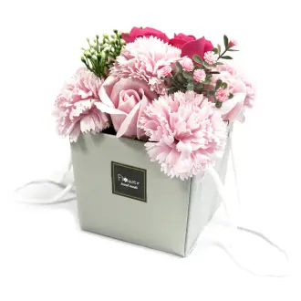 Lyxig tvålblomsterbukett med ros och nejlika i rosa - produktbild 3