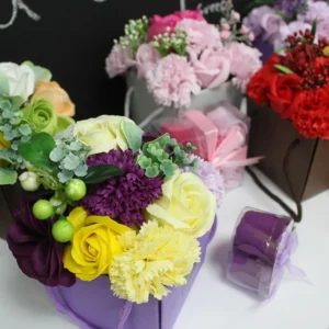 Lyxig tvålblomsterbukett med ros och nejlika i rosa - produktbild 4