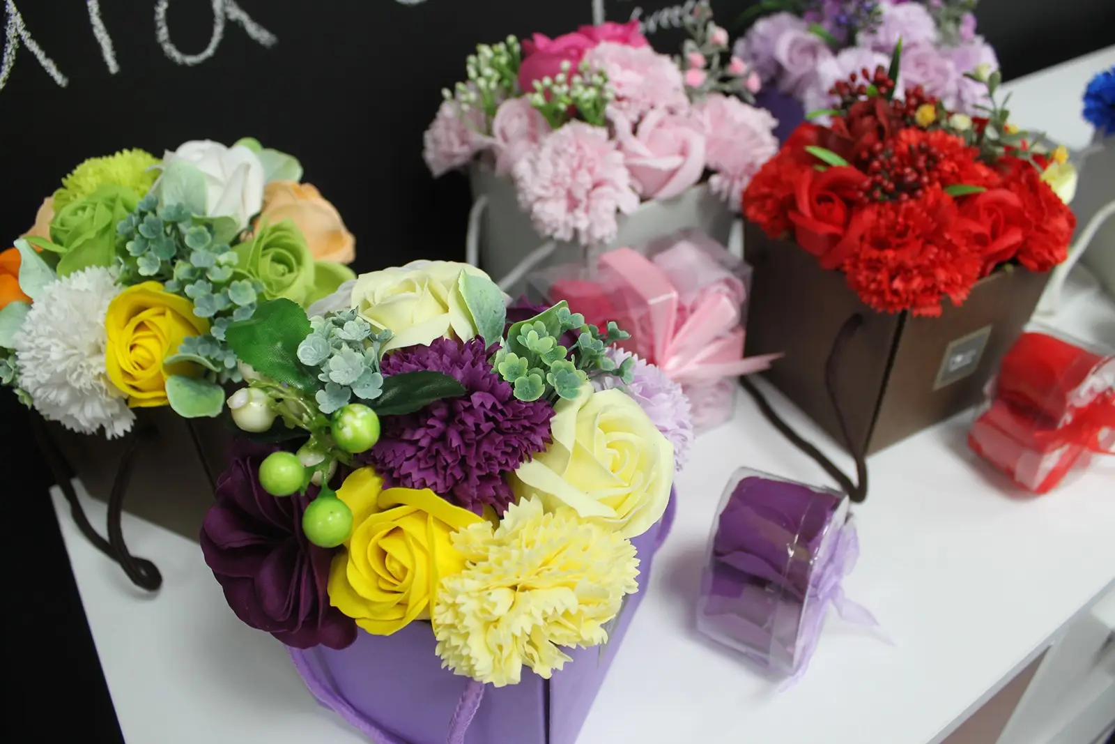 Lyxig tvålblomsterbukett med ros och nejlika i rosa - produktbild 4