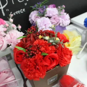 Lyxig tvålblomsterbukett med ros och nejlika i rosa - produktbild 5