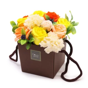 Färgglad bukett av tvålblommor i en brun presentförpackning med handtag