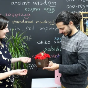 Lyxig tvålblomsterbukett med vårblommor - produktbild 2