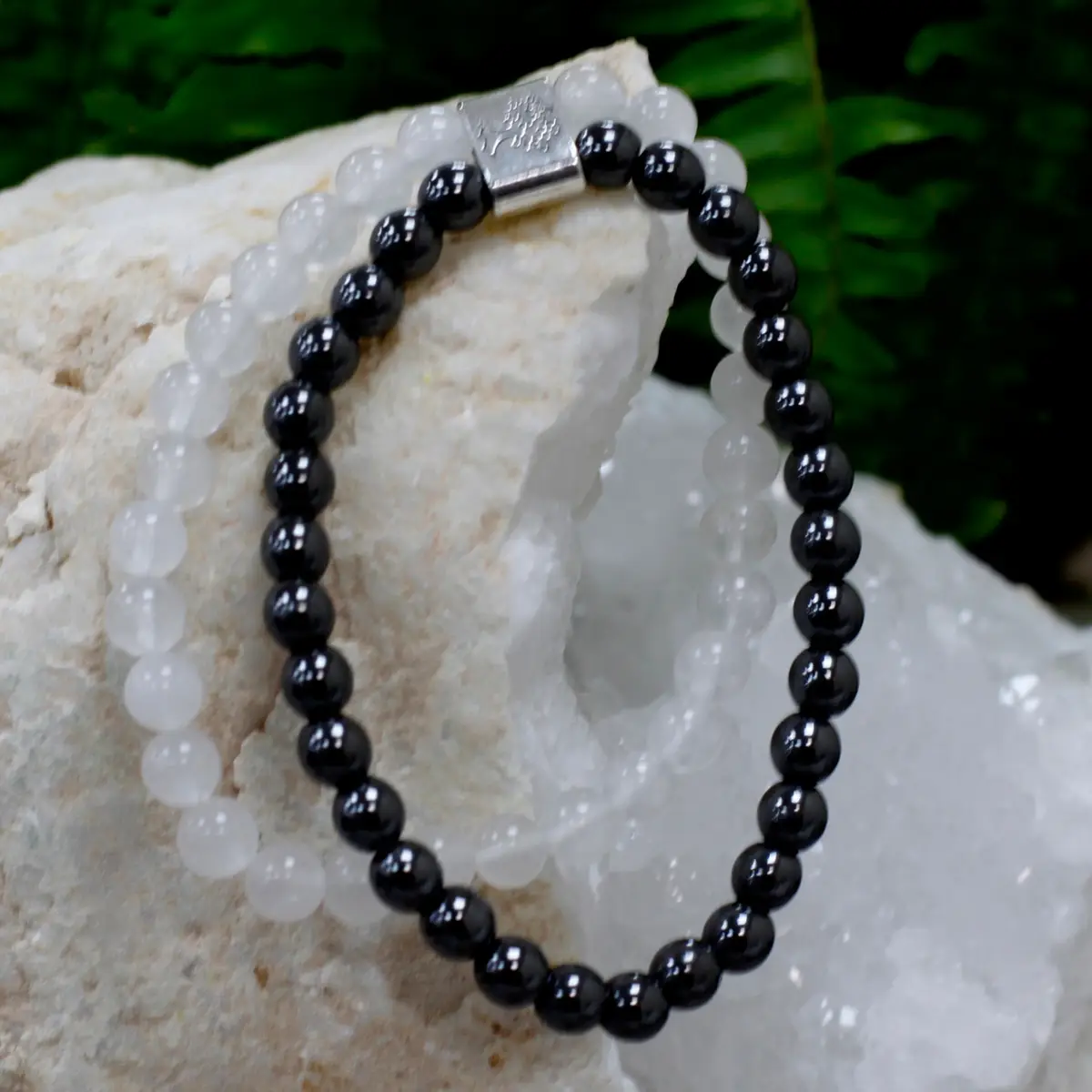 Magnetiskt armband med bergkristall och hematit - produktbild 5