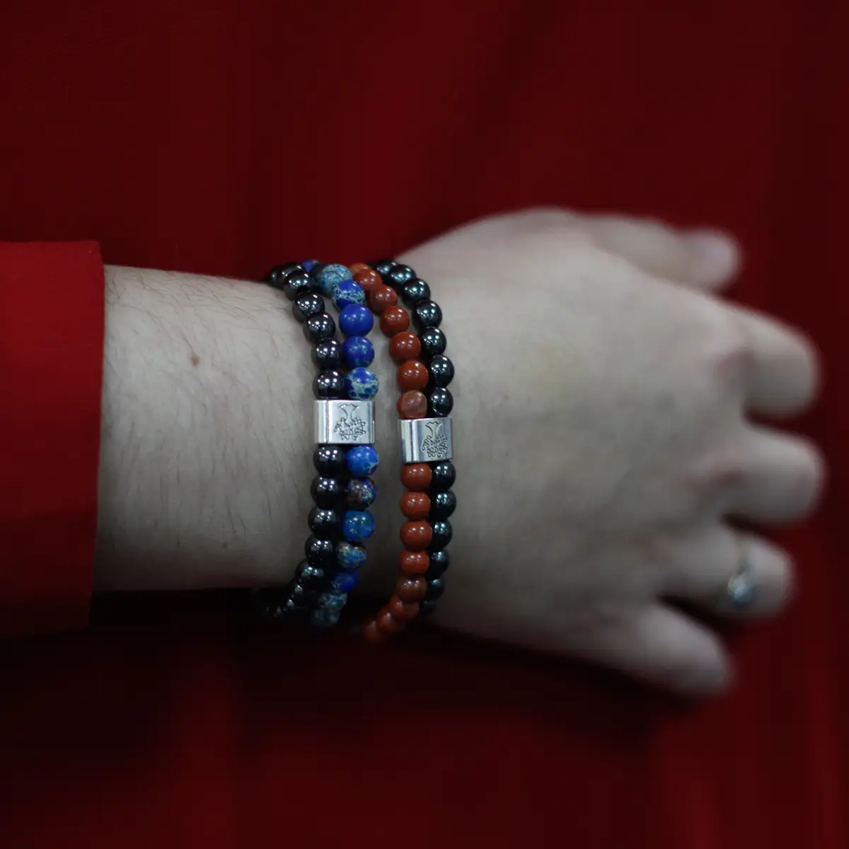 Magnetiskt armband med sodalit och hematit - produktbild 3