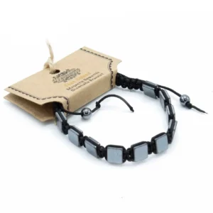 Svart Shamballa-armband med platta kubformade hematitpärlor och justerbar knut