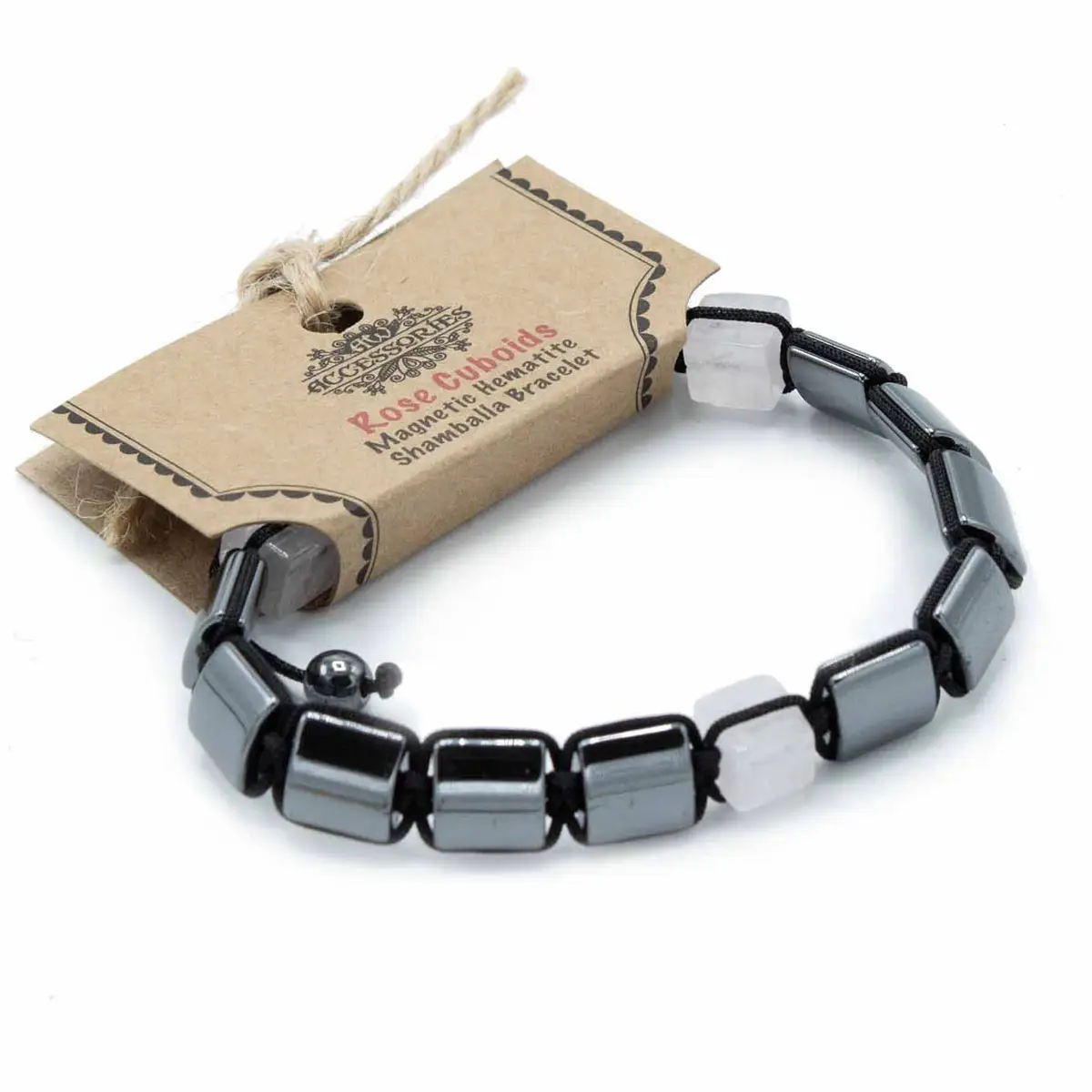 Magnetiskt hematit Shamballa-armband med rosafärgade kuber på vit bakgrund