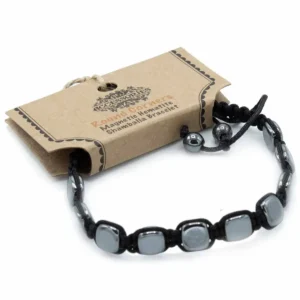 Magnetiskt hematitarmband i shamballastil med runda hörn på brun pappersförpackning