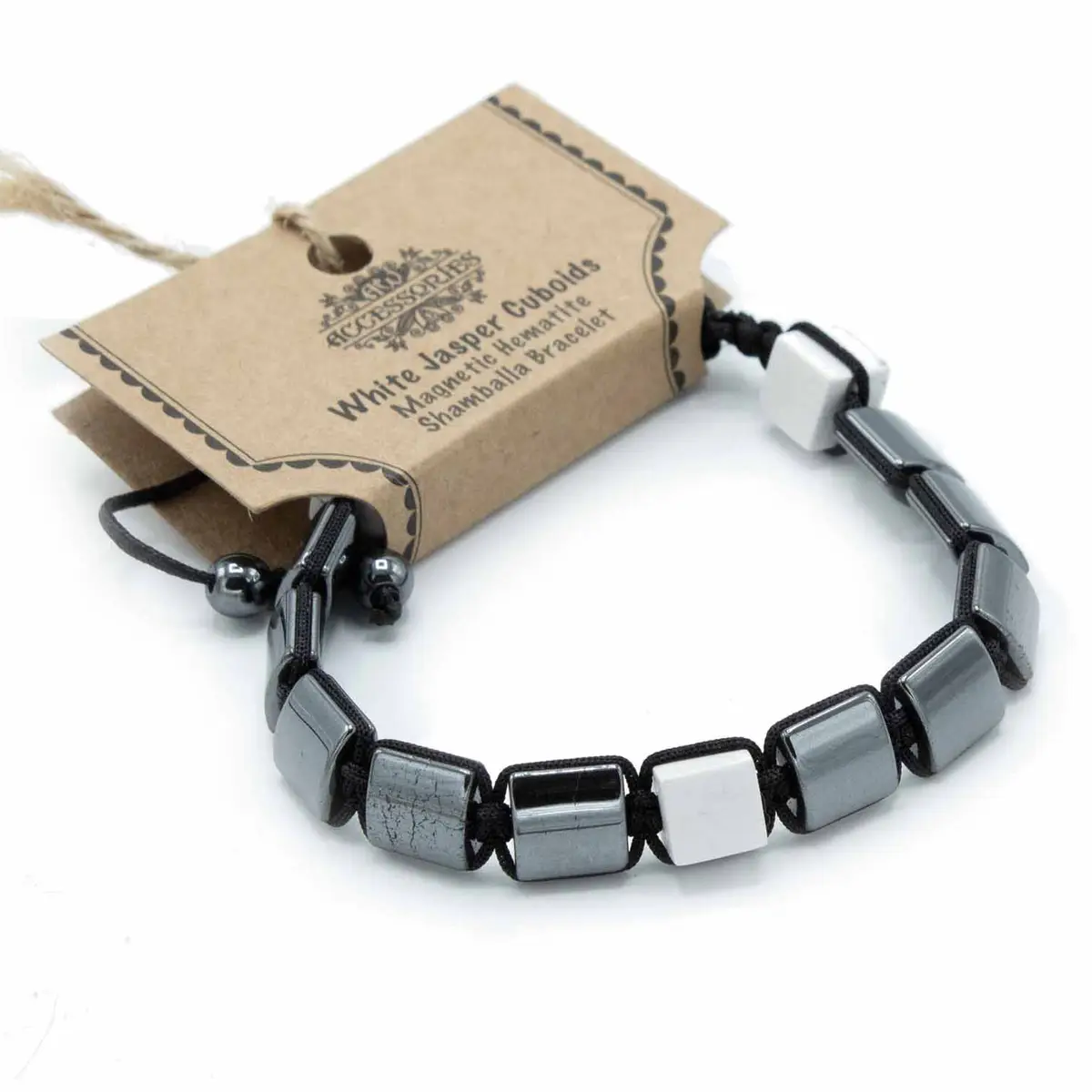 Justerbart shamballa-armband med magnetiska hematitpärlor och vita jaspiskuber på svart snöre