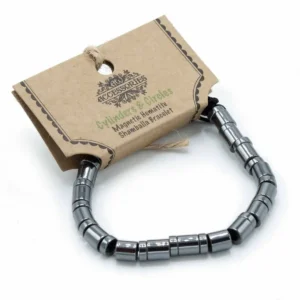 Magnetiskt hematitarmband Shamballa med cylindrar och cirklar på vit bakgrund