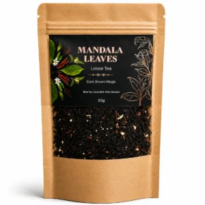Förpackning med Mandala Leaves mörkbrun teblandning i lösvikt med svart etikett och naturfärgad påse