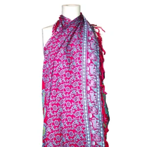 Mandala-sarong i blå och lila med blommönster och dekorativa kanter