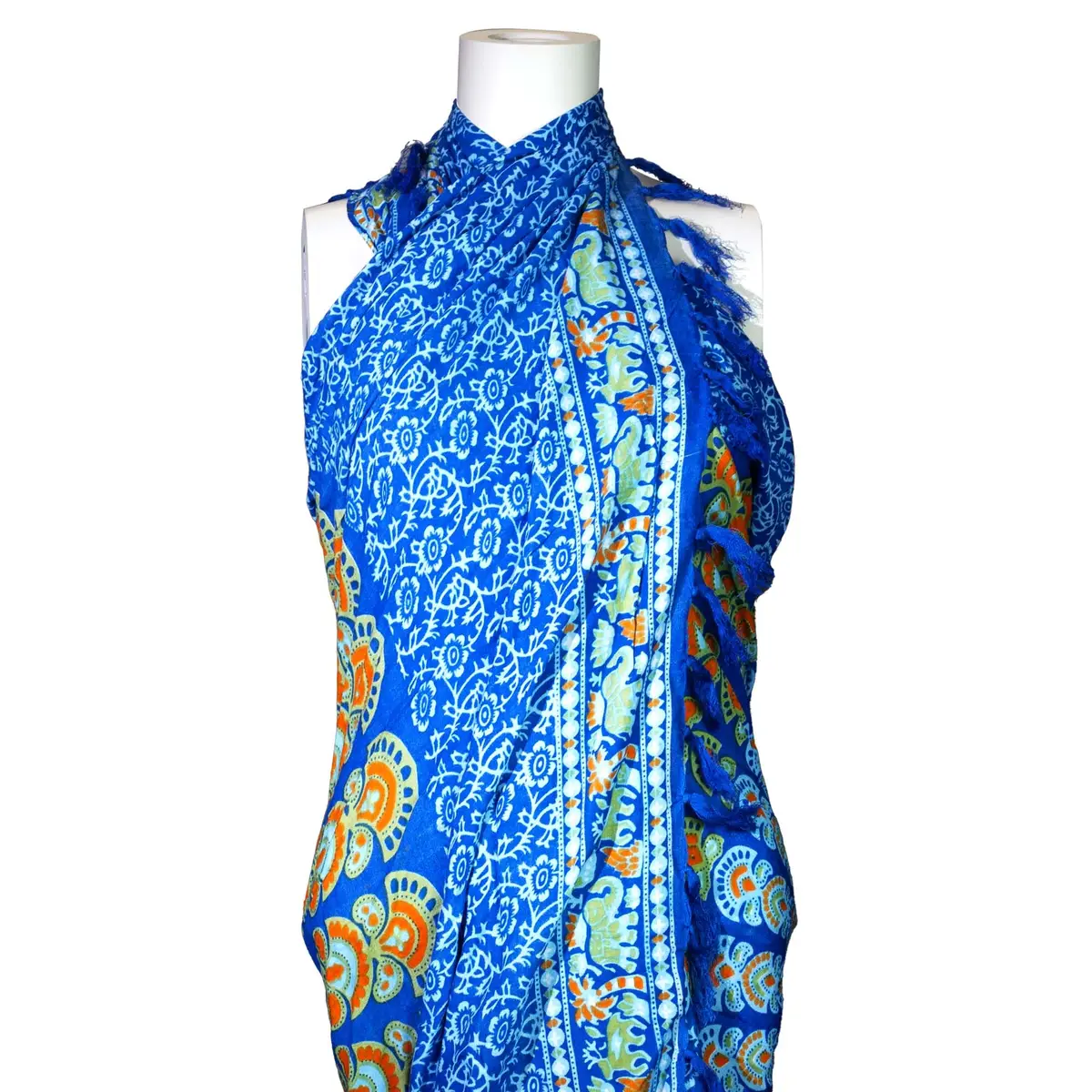 Blå och orange mandala-sarong draperad på skyltdocka