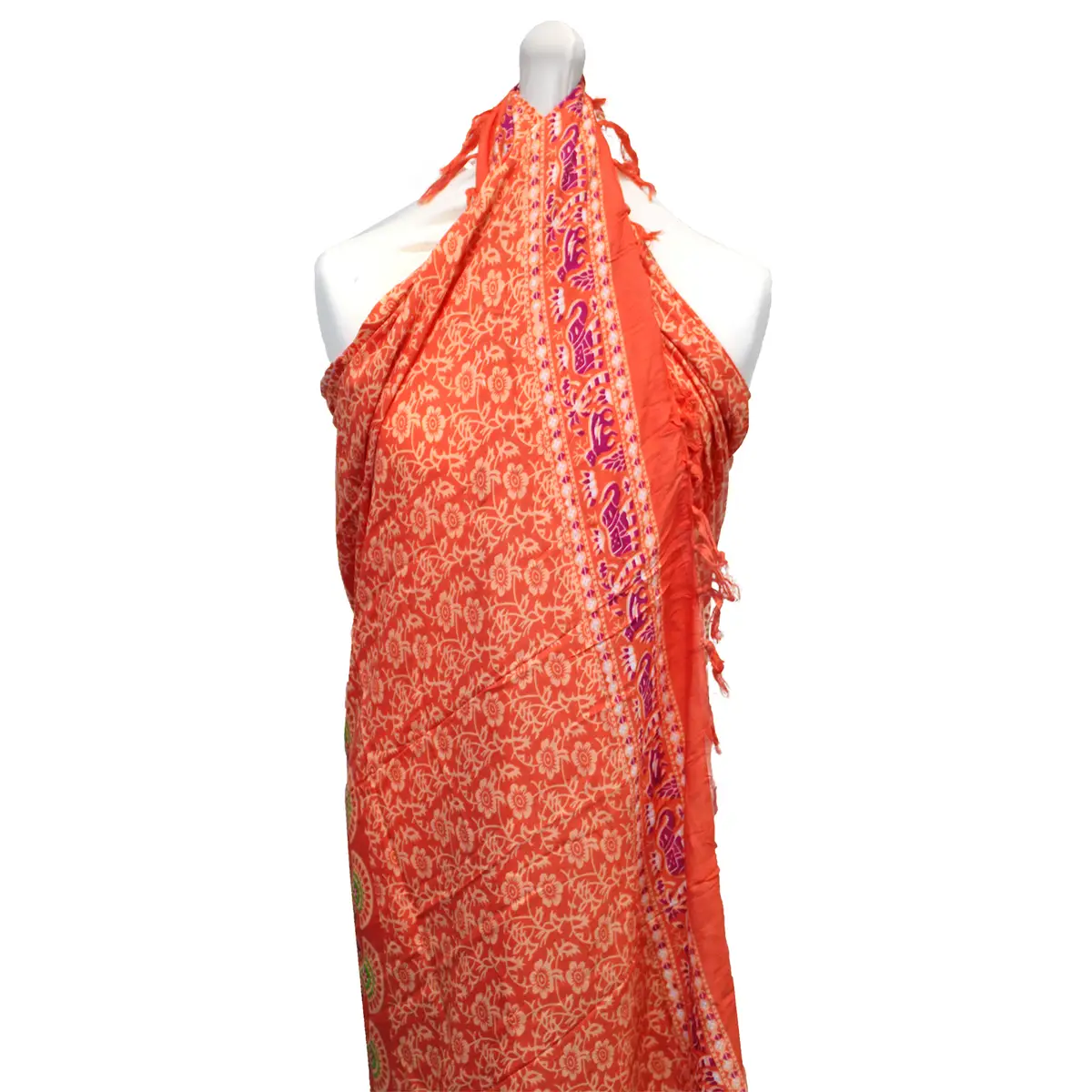 Rosa mandala-sarong med rosor knuten runt en skyltdocka