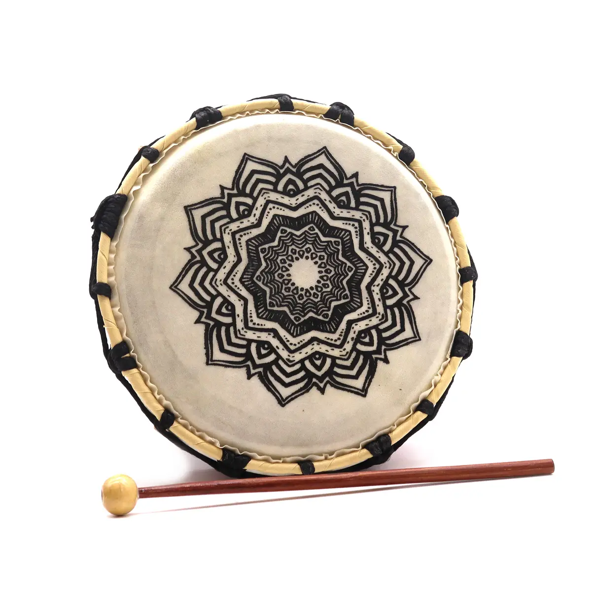 Mandala schamansk trumma med svart-vit mandaladesign och träklubba