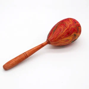 Färgstark handgjord maracas i trä med marmorerad röd och orange finish