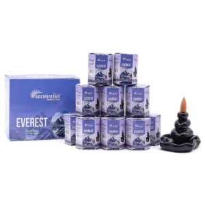 Förpackningar med Aromatika Everest Masala Backflow rökelsekoner och en svart backflow-rökelsehållare med en tänd kon