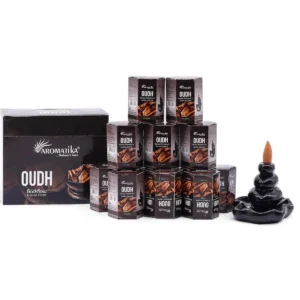 Förpackning med Aromatika Masala Backflow rökelsekoner Oudh och en svart rökelsehållare med tänd kon