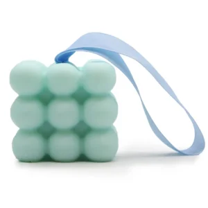 Ljusblå massage-tvål med bubbelstruktur och blått handtag