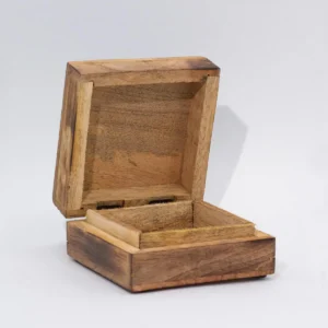 Medelstor fyrkantig trälåda 13,5x13,5x6 cm med hare - produktbild 2